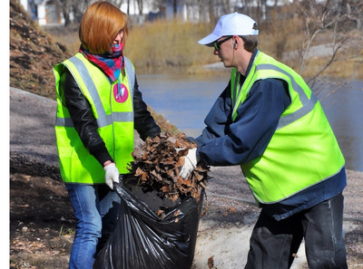 рабочие убирают мусор с территории